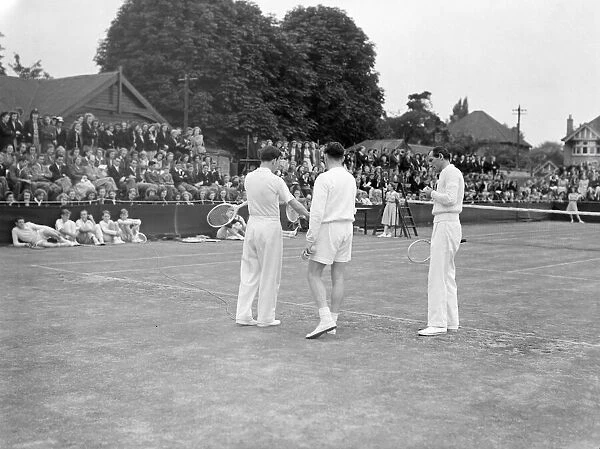 Tennis Fred Perry coaches children from the Surbiton High School