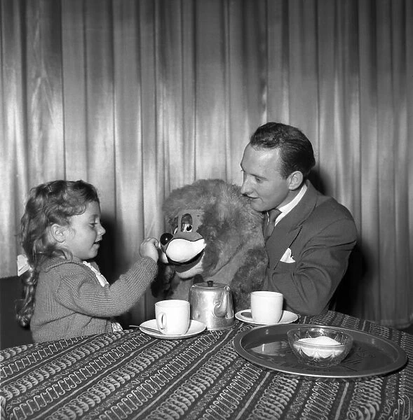 Terry Hall with Lennie the Lion. 1954 A401-001