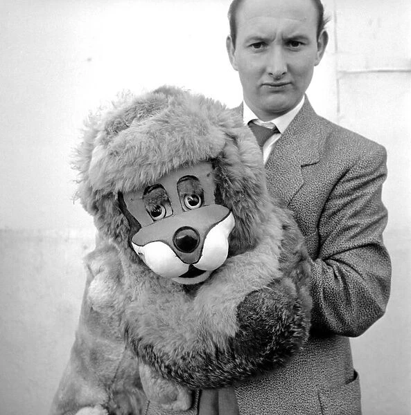 Terry Hall with Lennie the Lion. 1954 A401-003