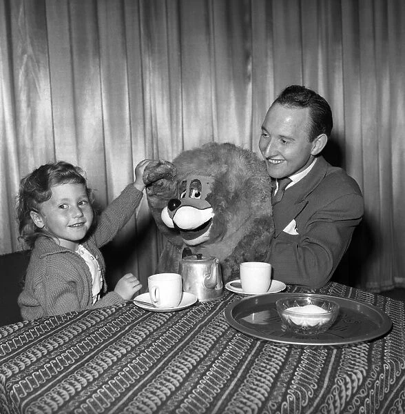 Terry Hall with Lennie the Lion. 1954 A401-005