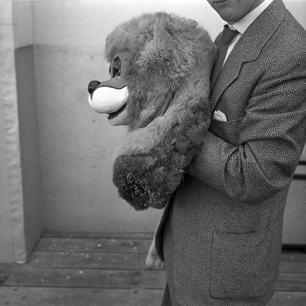 Terry Hall with Lennie the Lion. 1954 A401-007