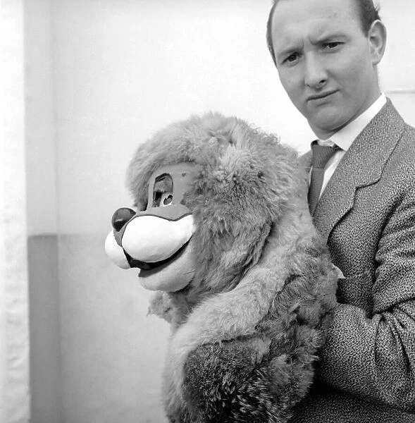 Terry Hall with Lennie the Lion. 1954 A401-009
