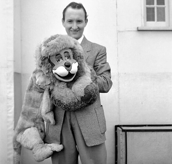 Terry Hall with Lennie the Lion. 1954 A401-011
