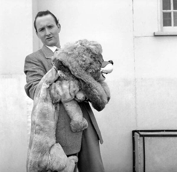 Terry Hall with Lennie the Lion. 1954 A401-012