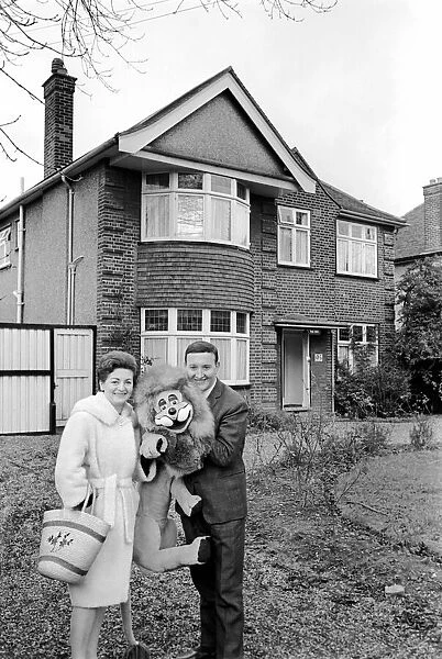 Terry Hall with Lenny the lion seen here at home. 1960 A1226-014
