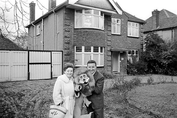 Terry Hall with Lenny the lion seen here at home. 1960 A1226-015
