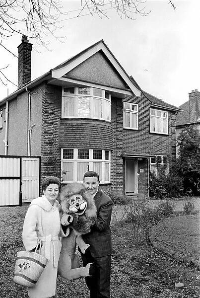Terry Hall with Lenny the lion seen here at home. 1960 A1226-016