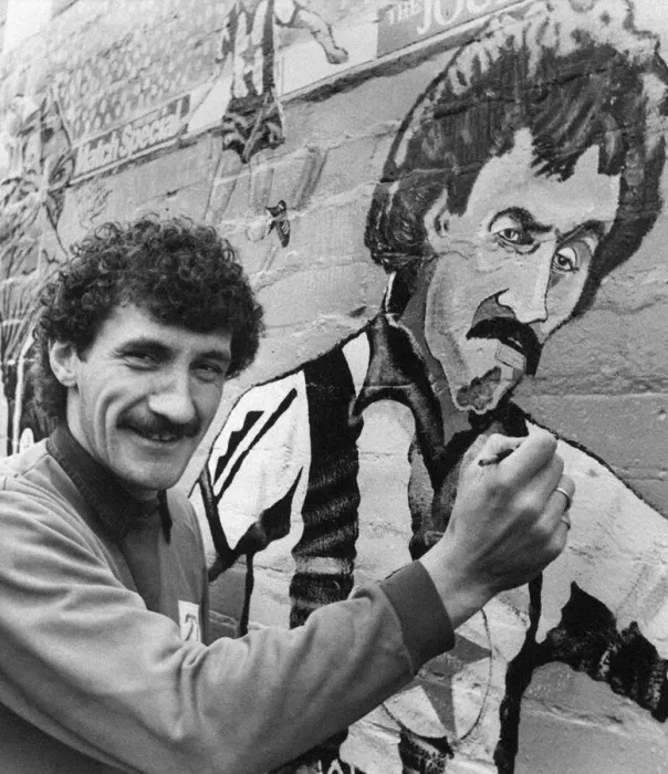 Framed Print : Terry McDermott, Newcastle United player at Killingworth play area to sign a wall mural