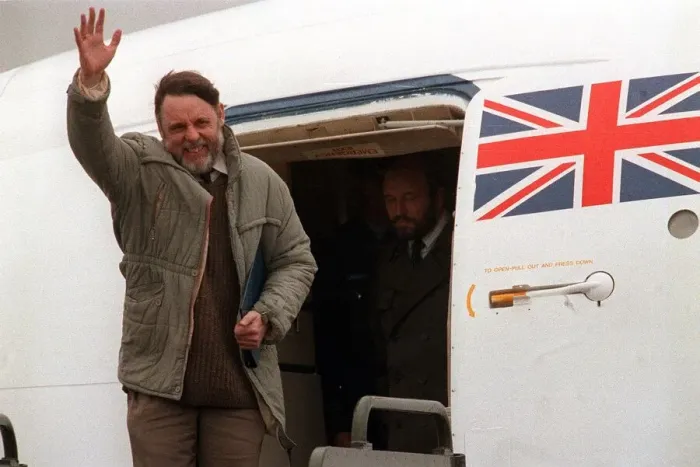 Framed Print : Terry Waite Nov 1991 Beirut hostage on arrival in Britain after being released by his Framed Print : Terry Waite Nov 1991 Beirut hostage on arrival in Britain after being released by his