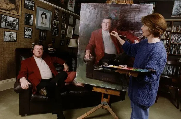 Framed Print : Terry Wogan TV Presenter sits patiently while artist June Mendozo paints his portrait Framed Print : Terry Wogan TV Presenter sits patiently while artist June Mendozo paints his portrait