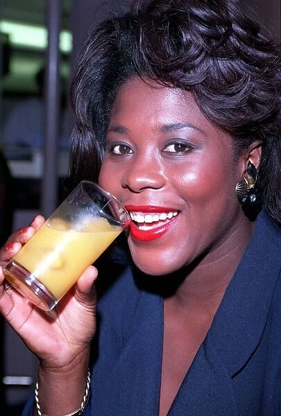 TESSA SANDERSON, ATHLETE - ABOUT TO DRINK A GLASS OF ORANGE JUICE - 15  /  07  /  1992