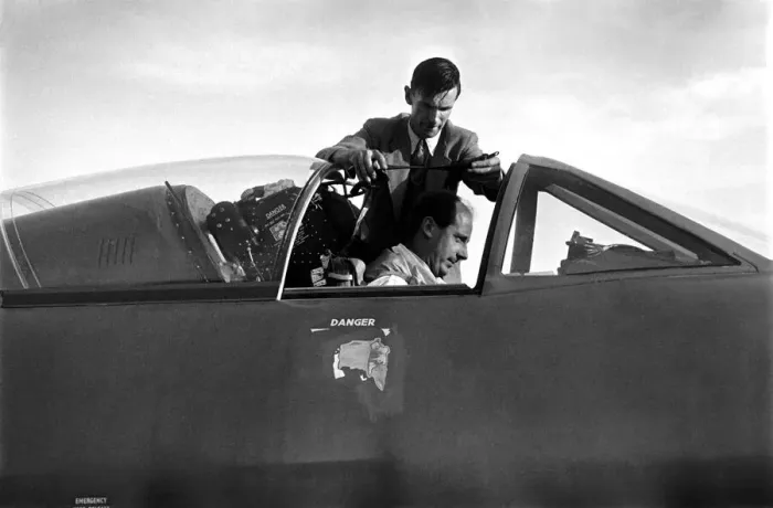 Framed Print : Test pilot Neville Duke in the cockpit of a Hawker Hunter jet fighter for an attempt
