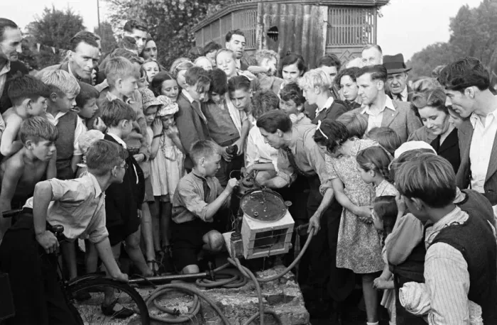 Framed Print : Testing out home made diving equipment, with crowds watching. Wiltshire. Circa 1945