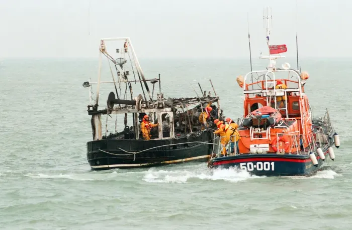 Framed Print : The Thames Class Dover Lifeboat coming to the assistance of the fishing vessel Framed Print : The Thames Class Dover Lifeboat coming to the assistance of the fishing vessel