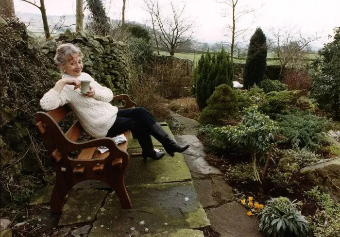 Framed Print : Thelma Barlow actress Mavis in Coronation Street taking a break from gardening at home