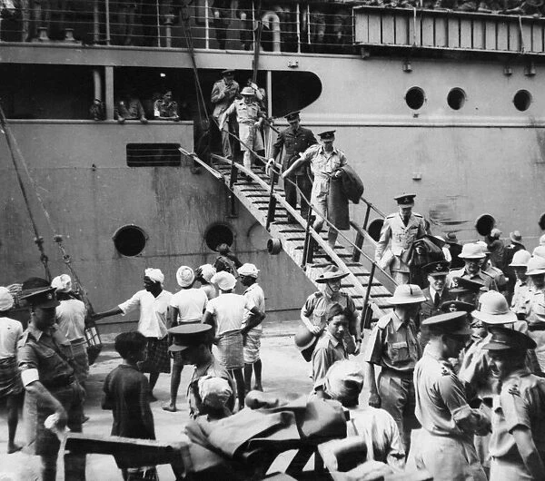 Thousands of Australian troops arrived in Singapore. Photo shows