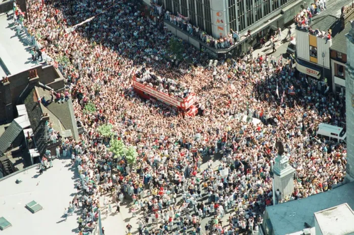 Framed Print : Thousands of England football fans line the streets near Luton airport to welcome their Framed Print : Thousands of England football fans line the streets near Luton airport to welcome their