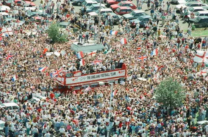 Framed Print : Thousands of England football fans line the streets near Luton airport to welcome their Framed Print : Thousands of England football fans line the streets near Luton airport to welcome their