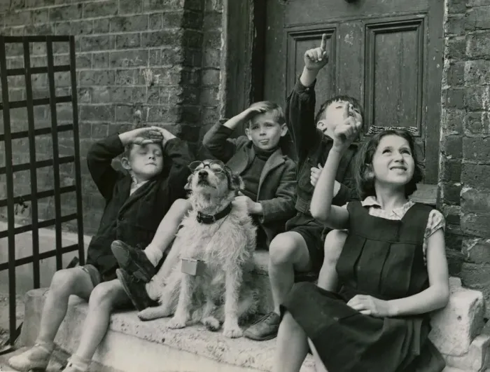 Framed Print : Thousands of London children are still frequenting the streets during the flying bomb Framed Print : Thousands of London children are still frequenting the streets during the flying bomb