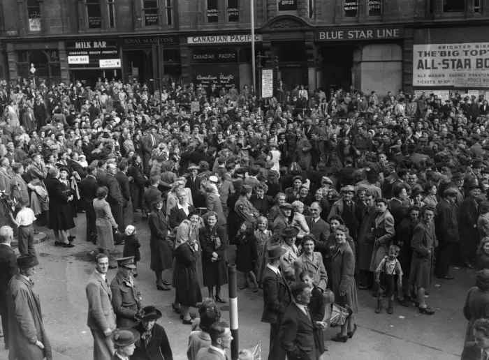 Framed Print : Thousands of Revellers packed into Victoria Square, Birmingham to celebrate VJ Day with Framed Print : Thousands of Revellers packed into Victoria Square, Birmingham to celebrate VJ Day with