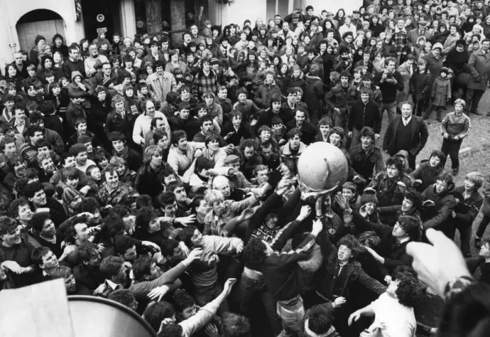 Framed Print : Thousands of villagers line the streets of Atherstone for the traditional Shrove Tuesday Framed Print : Thousands of villagers line the streets of Atherstone for the traditional Shrove Tuesday