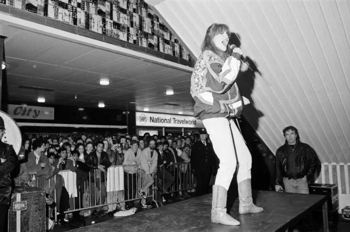 Framed Print : Thousands of young pop fans gather at the Bull Ring Shopping Centre for pop singer Framed Print : Thousands of young pop fans gather at the Bull Ring Shopping Centre for pop singer