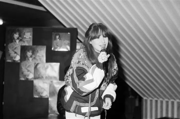 Framed Print : Thousands of young pop fans gather at the Bull Ring Shopping Centre for pop singer Framed Print : Thousands of young pop fans gather at the Bull Ring Shopping Centre for pop singer