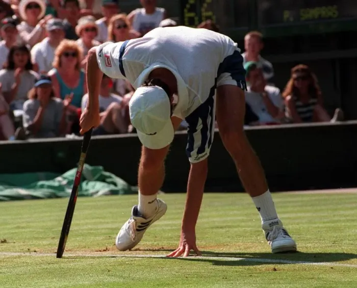 Framed Print : TIM HENMAN PLAYS AGAINST PETE SAMPRAS AT WIMBLEDON TENNIS CHAMPIONSHIPS 28 / 06 / 1995 Framed Print : TIM HENMAN PLAYS AGAINST PETE SAMPRAS AT WIMBLEDON TENNIS CHAMPIONSHIPS 28 / 06 / 1995