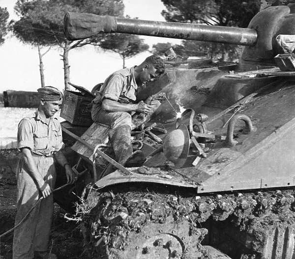 No time is lost in repairing slightly damaged tanks on the Italian front