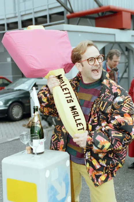 Framed Print : Timmy Mallett, TV presenter outside TV-am studios on the last day of production of Framed Print : Timmy Mallett, TV presenter outside TV-am studios on the last day of production of
