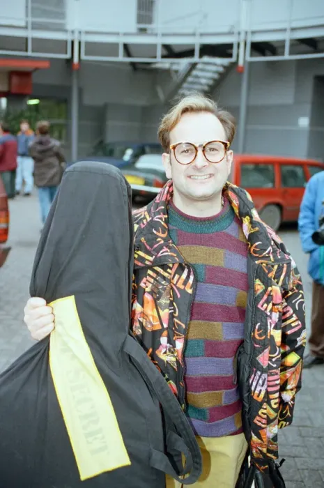 Framed Print : Timmy Mallett, TV presenter outside TV-am studios on the last day of production of Framed Print : Timmy Mallett, TV presenter outside TV-am studios on the last day of production of