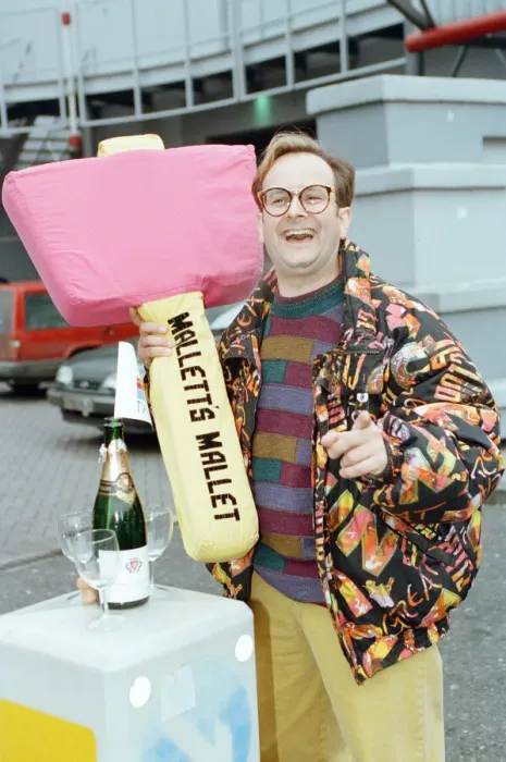 Framed Print : Timmy Mallett, TV presenter outside TV-am studios on the last day of production of Framed Print : Timmy Mallett, TV presenter outside TV-am studios on the last day of production of
