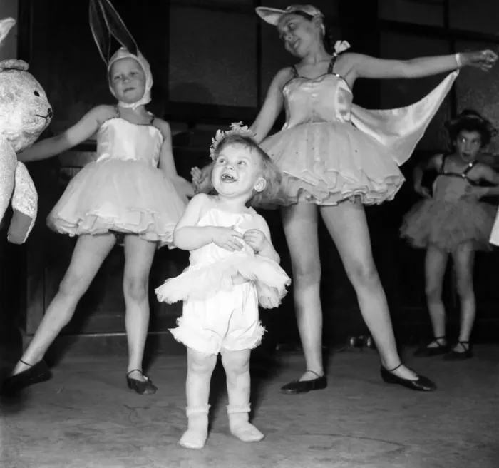 Framed Print : Toddler Jennifer Biggs aged 17 months 17 seen here dancing at a Reading hotel Framed Print : Toddler Jennifer Biggs aged 17 months 17 seen here dancing at a Reading hotel