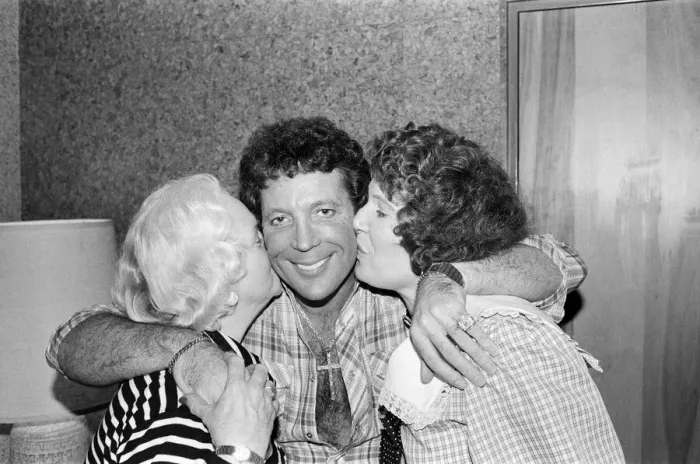 Framed Print : Tom Jones in concert in America. Pictured backstage with his mother Freda Woodward