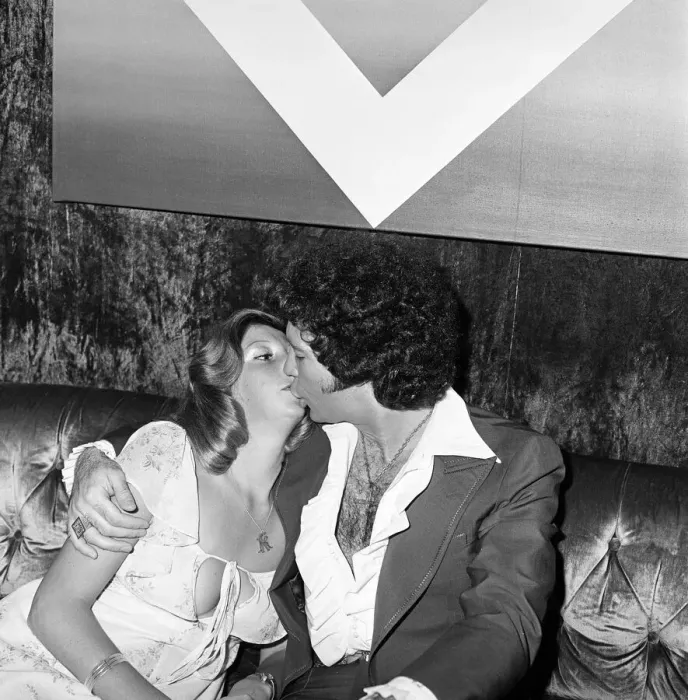 Framed Print : Tom Jones with fan Karen Ross, 22, who flew out to the US with the Daily Mirror Pop Club