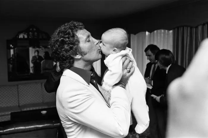 Framed Print : Tom Jones with his grandson Alexander, aged eleven months, in their London hotel Framed Print : Tom Jones with his grandson Alexander, aged eleven months, in their London hotel