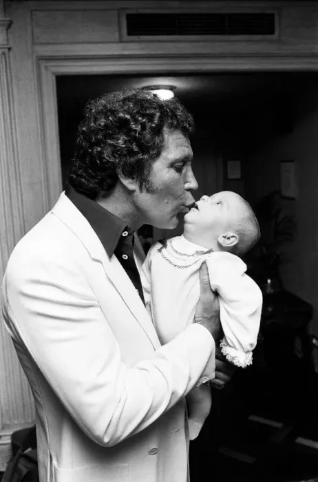 Framed Print : Tom Jones with his grandson Alexander, aged eleven months, in their London hotel Framed Print : Tom Jones with his grandson Alexander, aged eleven months, in their London hotel