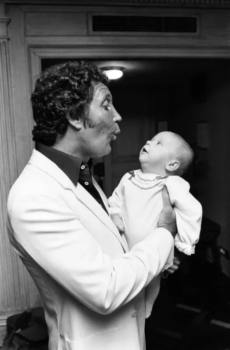Framed Print : Tom Jones with his grandson Alexander, aged eleven months, in their London hotel Framed Print : Tom Jones with his grandson Alexander, aged eleven months, in their London hotel