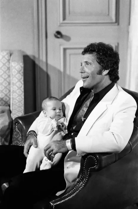 Framed Print : Tom Jones with his grandson Alexander, aged eleven months, in their London hotel Framed Print : Tom Jones with his grandson Alexander, aged eleven months, in their London hotel