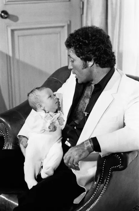 Framed Print : Tom Jones with his grandson Alexander, aged eleven months, in their London hotel Framed Print : Tom Jones with his grandson Alexander, aged eleven months, in their London hotel
