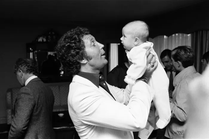 Framed Print : Tom Jones with his grandson Alexander, aged eleven months, in their London hotel Framed Print : Tom Jones with his grandson Alexander, aged eleven months, in their London hotel