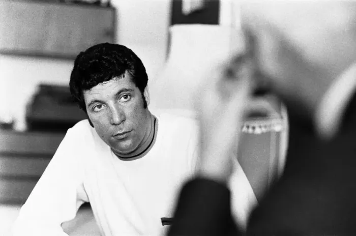 Framed Print : Tom Jones, Interview, pictured at his home in Sunbury on Thames, 21st August 1968 Framed Print : Tom Jones, Interview, pictured at his home in Sunbury on Thames, 21st August 1968