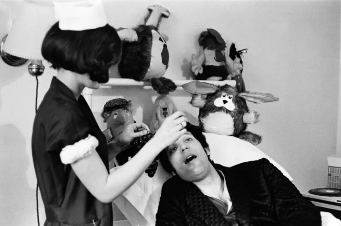 Framed Print : Tom Jones at the London Clinic recovering from a tonsils operation Framed Print : Tom Jones at the London Clinic recovering from a tonsils operation