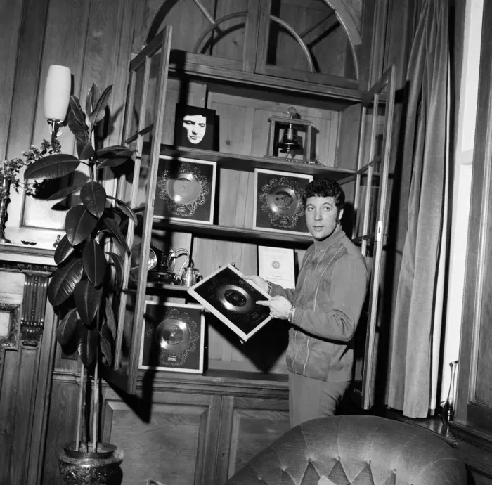 Framed Print : Tom Jones, at his new 65000 pound home in Weybridge, Surrey, 29th December 1968 Framed Print : Tom Jones, at his new 65000 pound home in Weybridge, Surrey, 29th December 1968