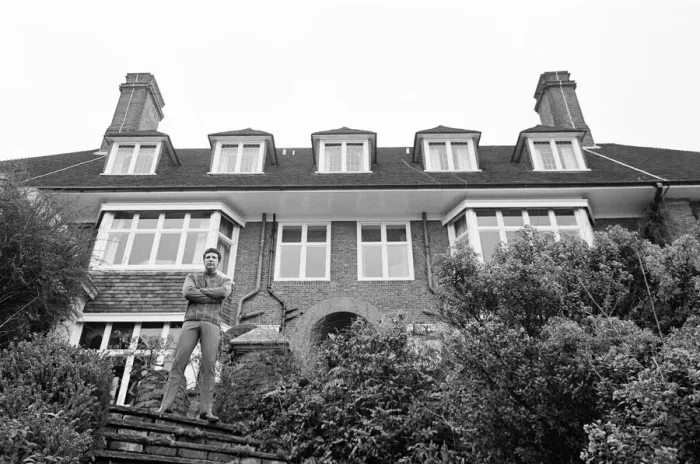 Framed Print : Tom Jones, at his new £65, 000 pound home in Weybridge, Surrey, 29th December 1968 Framed Print : Tom Jones, at his new £65, 000 pound home in Weybridge, Surrey, 29th December 1968