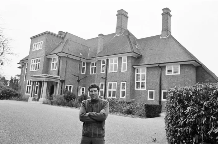 Framed Print : Tom Jones, at his new £65, 000 pound home in Weybridge, Surrey, 29th December 1968 Framed Print : Tom Jones, at his new £65, 000 pound home in Weybridge, Surrey, 29th December 1968