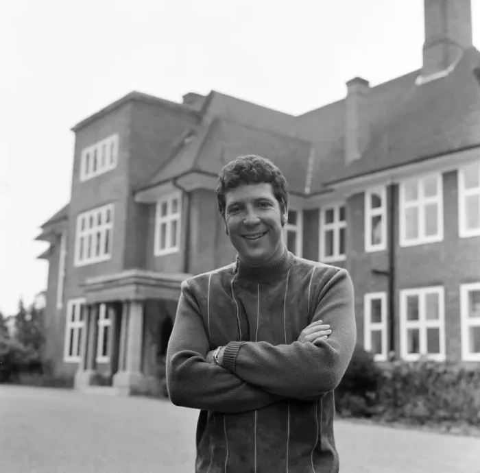 Framed Print : Tom Jones, at his new £65, 000 pound home in Weybridge, Surrey, 29th December 1968 Framed Print : Tom Jones, at his new £65, 000 pound home in Weybridge, Surrey, 29th December 1968