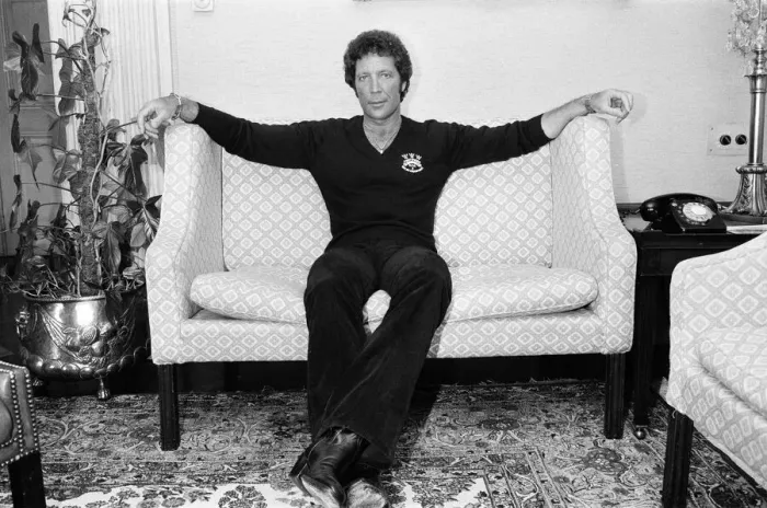 Framed Print : Tom Jones pictured back in London after a ten year stay in the USA. 5th September 1983 Framed Print : Tom Jones pictured back in London after a ten year stay in the USA. 5th September 1983