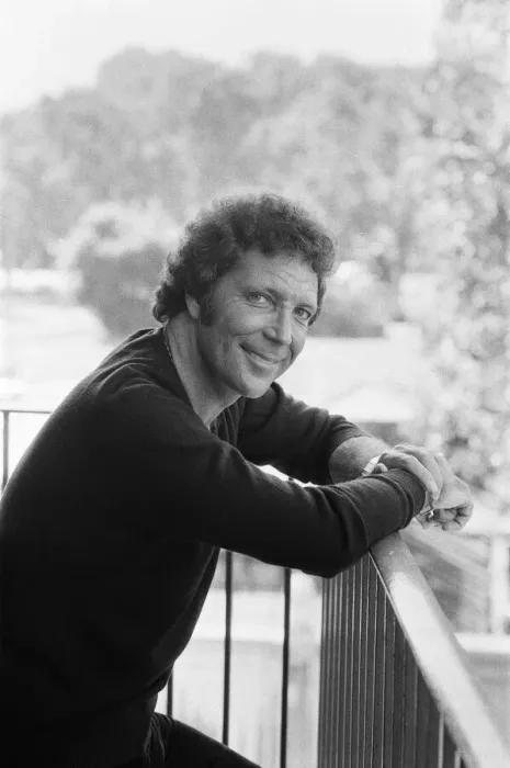 Framed Print : Tom Jones pictured back in London after a ten year stay in the USA. 5th September 1983