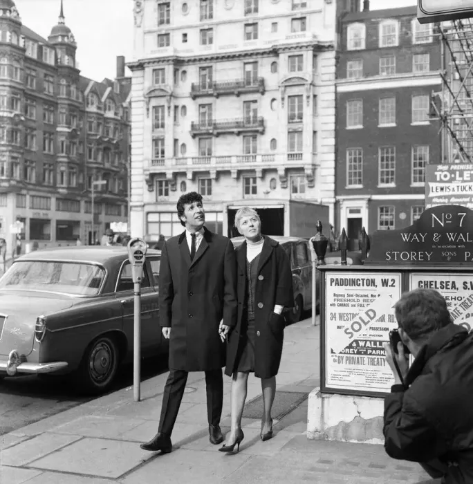 Framed Print : Tom Jones pop star and his wife Lyn Jones in London do some house hunting now that Framed Print : Tom Jones pop star and his wife Lyn Jones in London do some house hunting now that